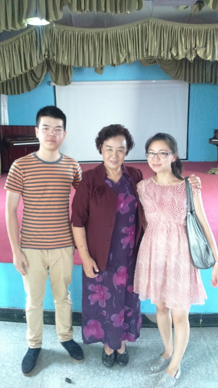 圖為仟億達員工與太陽村辦人張淑琴女士合影留念 圖為仟億達員工與太陽村辦人張淑琴女士合影留念