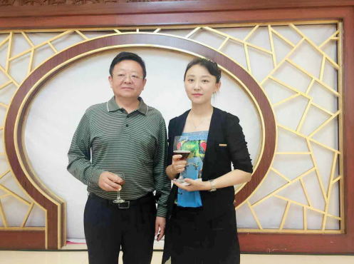 仟億達831999總經理王元圓(右一)與慶市市長韓立華合影  仟億達831999總經理王元圓(右一)與慶市市長韓立華合影