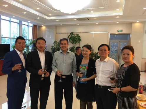 仟億達831999總經理王元圓(右三)與慶市副市長陳恩等領導合影 仟億達831999總經理王元圓(右三)與慶市副市長陳恩等領導合影