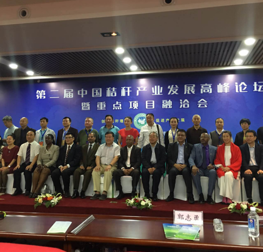 各企業(yè)代表與各國(guó)駐華使合影 各企業(yè)代表與各國(guó)駐華使合影