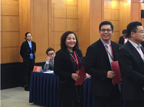 仟億達(dá)董事長鄭兩斌(右二)在選舉投票現(xiàn)場 仟億達(dá)董事長鄭兩斌(右二)在選舉投票現(xiàn)場