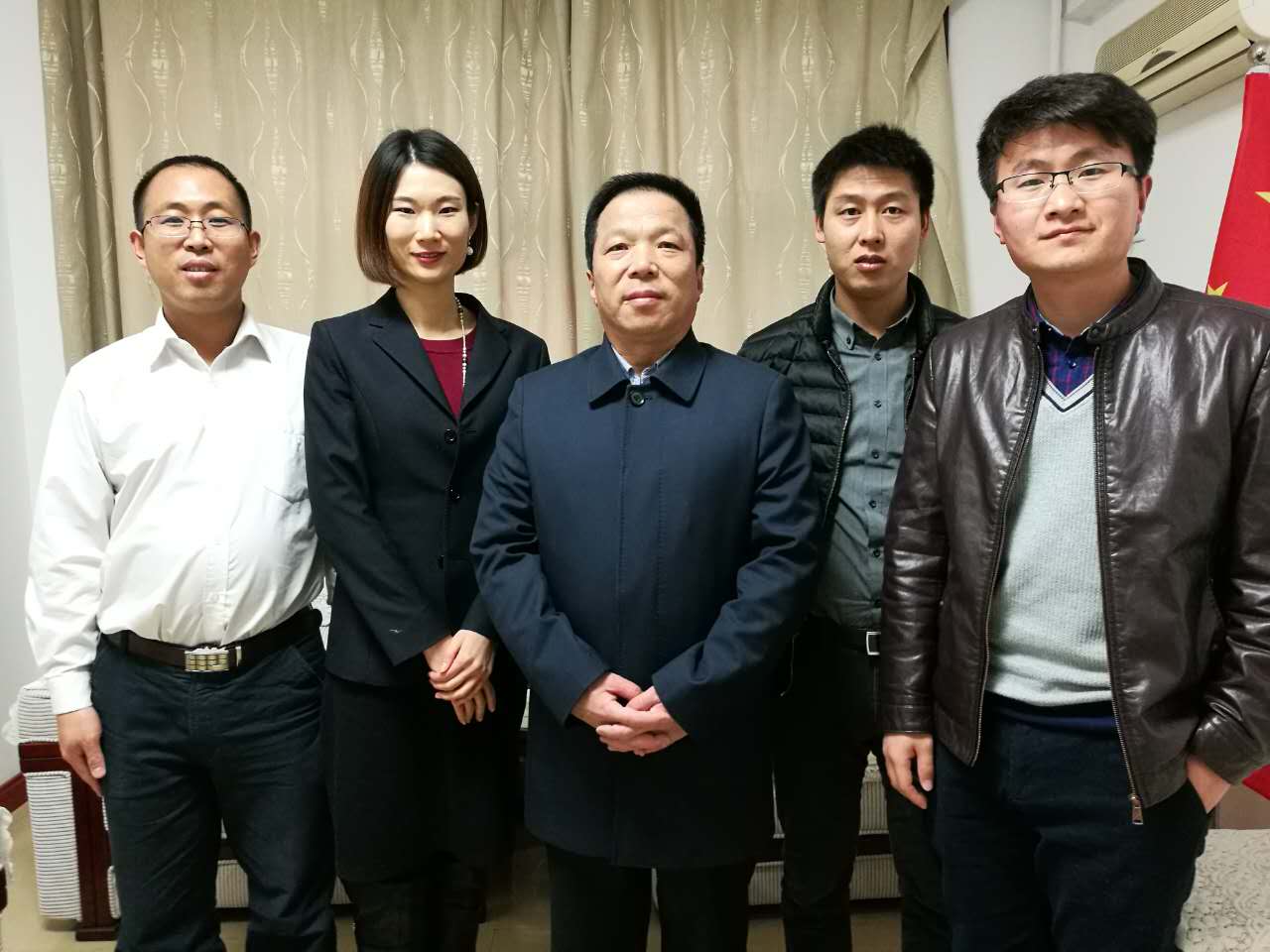 仟億達(dá)劉總(右一)與曲沃副縣長(zhǎng)崔權(quán)利(左一)簽約現(xiàn)場(chǎng) 仟億達(dá)劉總(右一)與曲沃副縣長(zhǎng)崔權(quán)利(左一)簽約現(xiàn)場(chǎng)