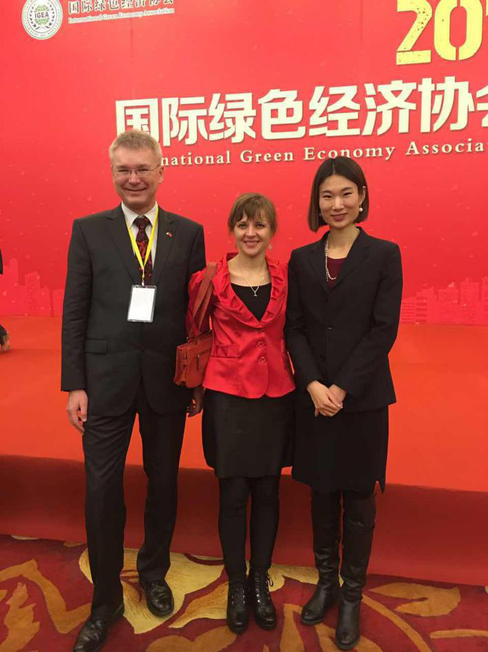 捷斯中合作協會監事會員Rudolf Zachoval(左一)、Sarka Zhang(左二)與 仟億達劉總(右一)合影  捷斯中合作協會監事會員Rudolf Zachoval(左一)、Sarka Zhang(左二)與 仟億達劉總(右一)合影