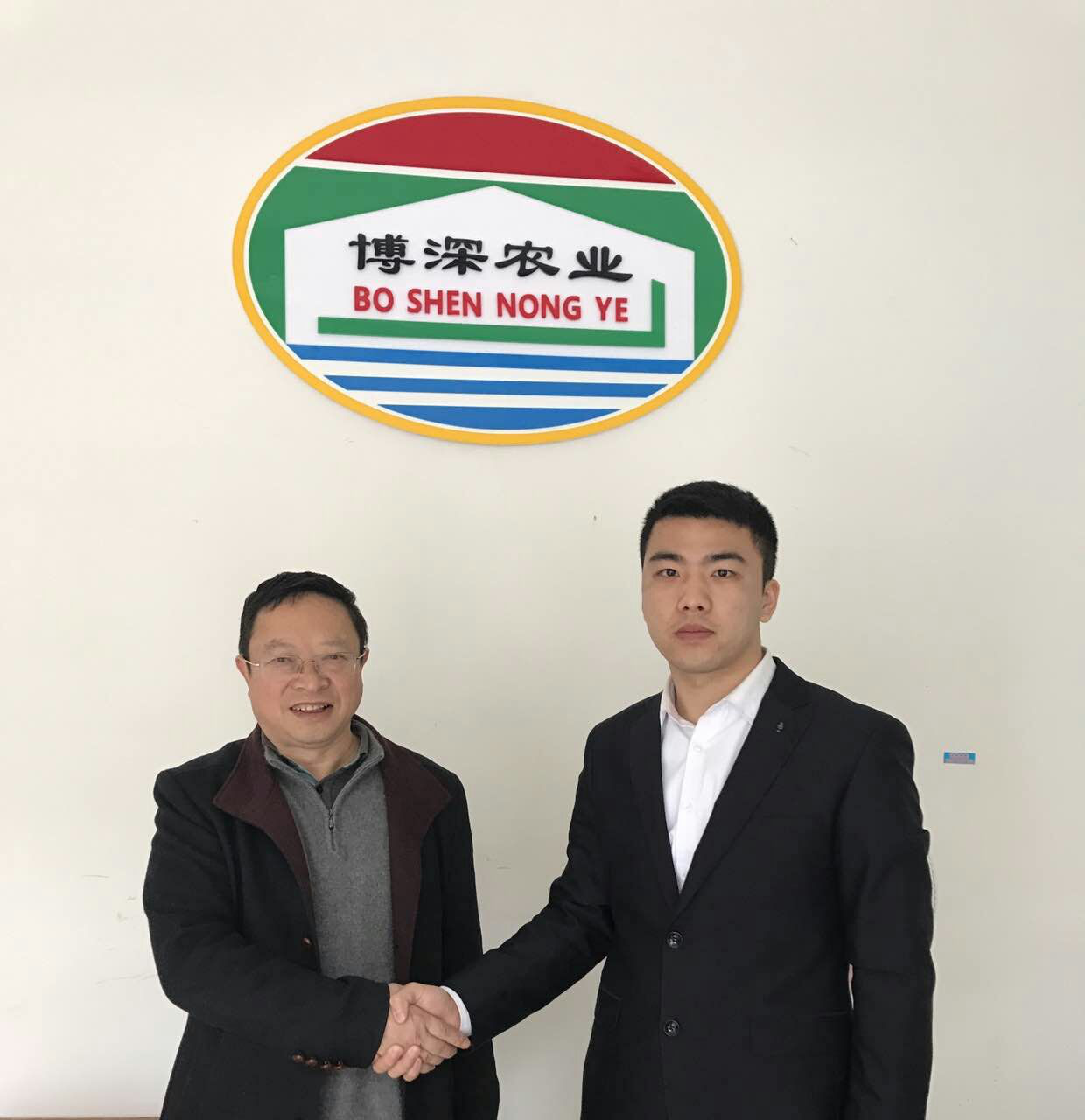 仟億達集團孫總與云南博深負責人簽約合影 仟億達集團孫總與云南博深負責人簽約合影