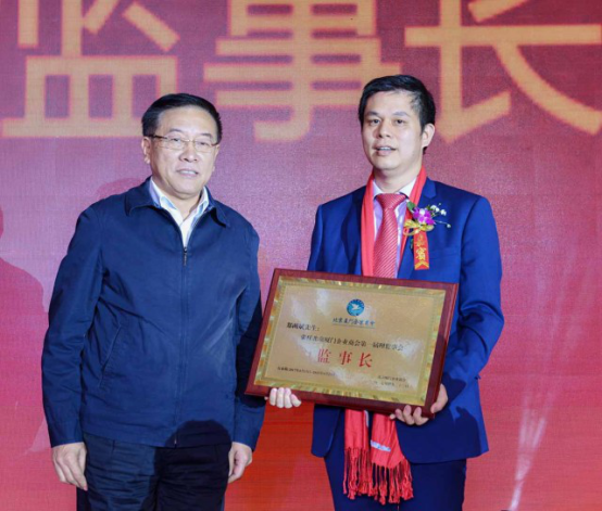 全國歸國華僑聯合會主席林軍先生(左一)為仟億達集團董事長鄭兩斌(右一)頒發監事長牌匾 全國歸國華僑聯合會主席林軍先生(左一)為仟億達集團董事長鄭兩斌(右一)頒發監事長牌匾