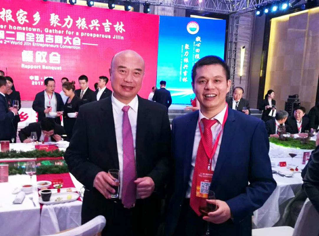 吉林省省長(zhǎng)劉國(guó)中(左)與仟億達(dá)集團(tuán)董事長(zhǎng)鄭兩斌(右) 吉林省省長(zhǎng)劉國(guó)中(左)與仟億達(dá)集團(tuán)董事長(zhǎng)鄭兩斌(右)