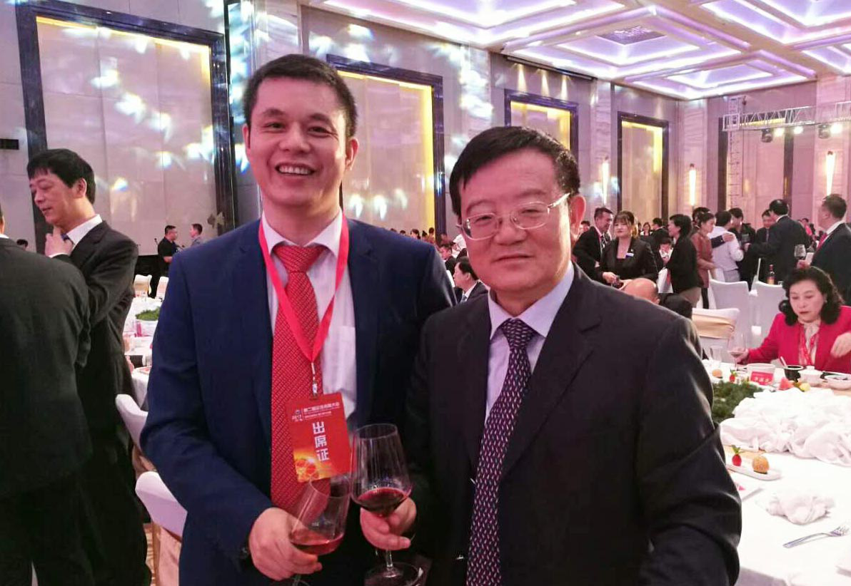 全國(guó)工商聯(lián)黨組書記、常務(wù)副主席徐樂(lè)江(右)與仟億達(dá)集團(tuán)董事長(zhǎng)鄭兩斌(左) 全國(guó)工商聯(lián)黨組書記、常務(wù)副主席徐樂(lè)江(右)與仟億達(dá)集團(tuán)董事長(zhǎng)鄭兩斌(左)