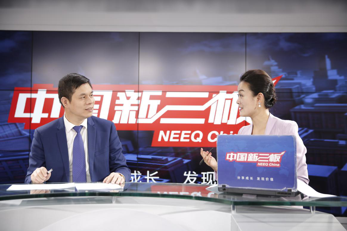 仟億達(dá)集團(tuán)董事長鄭兩斌先生與主持人對(duì)話現(xiàn)場 仟億達(dá)集團(tuán)董事長鄭兩斌先生與主持人對(duì)話現(xiàn)場