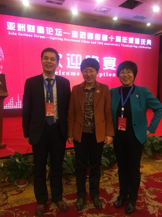 仟億達集團董事長鄭兩斌先生(左)與山東省副省長兼山東工商聯主席王隨蓮(中)、山東省工商聯副主席孫美菊(右) 仟億達集團董事長鄭兩斌先生(左)與山東省副省長兼山東工商聯主席王隨蓮(中)、山東省工商聯副主席孫美菊(右)