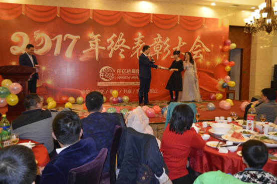 董事長(zhǎng)鄭兩斌先生抽取、頒發(fā)終級(jí)幸運(yùn)獎(jiǎng) 董事長(zhǎng)鄭兩斌先生抽取、頒發(fā)終級(jí)幸運(yùn)獎(jiǎng)