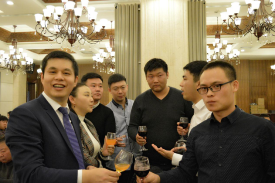 鄭兩斌董事長(zhǎng)與銷(xiāo)售 鄭兩斌董事長(zhǎng)與銷(xiāo)售