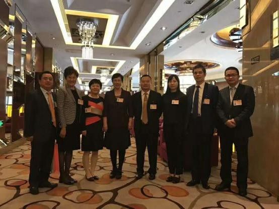 任市工商業聯合會主席燕瑛(左4)與仟億達集團董事長鄭兩斌(右2)等合影 0 (2)